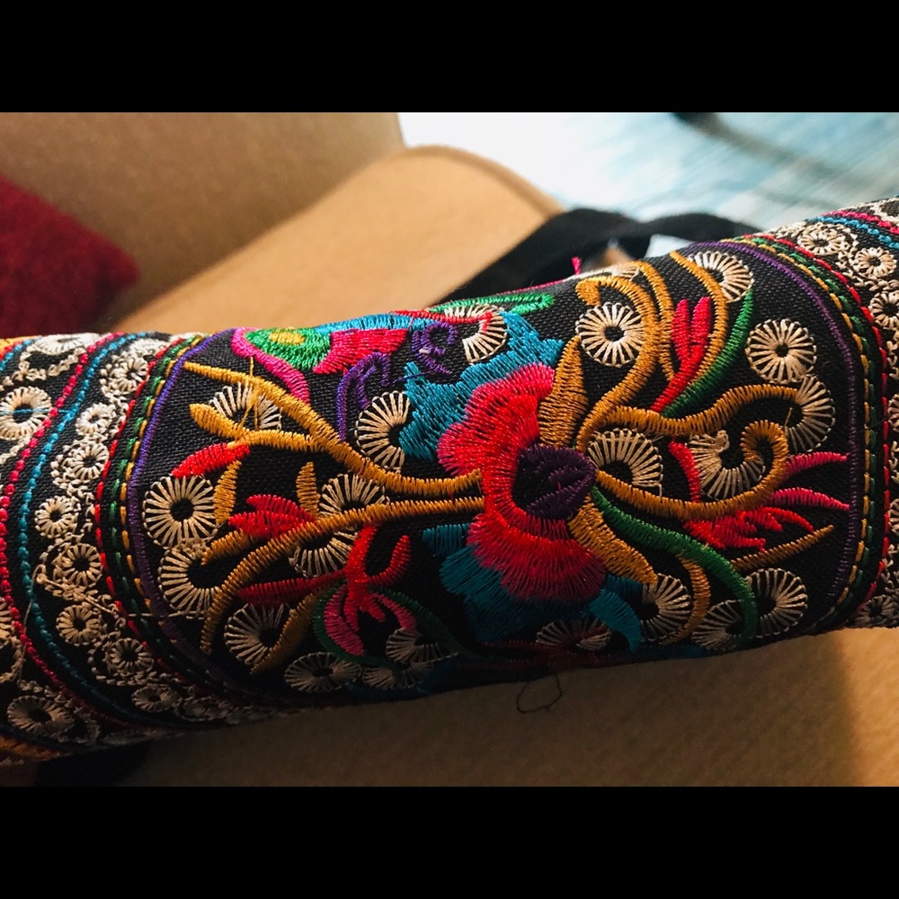 Handmade indigenous pattern embroidery bag - Picture 2 of 4